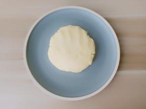 用橡皮刮刀翻拌均匀揉成团，放冰箱冷藏半小时。