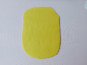 拿冷藏后的面团擀成0.5厘米厚度。