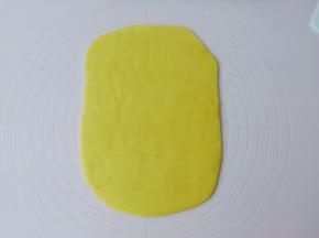 拿冷藏后的面团擀成0.5厘米厚度。