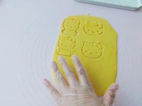 用模具印出喜欢的花纹。
