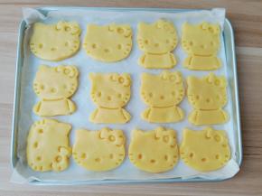 烤盘垫上油纸，印好的饼干依次码在烤盘上，饼干之间留一点缝隙。