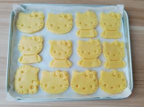 烤盘垫上油纸，印好的饼干依次码在烤盘上，饼干之间留一点缝隙。