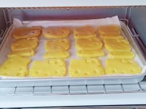 烤盘放入烤箱【烤箱提前150度预热十分钟】