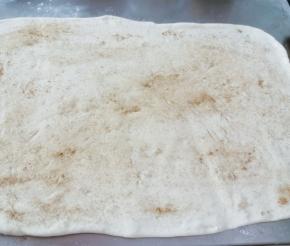 根据自己家人口感需要均匀放入盐和椒盐粉  