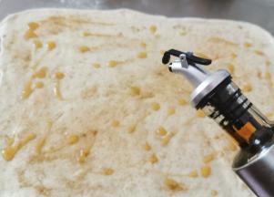 均匀刷上芝麻油