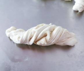 取一份  从两端边向两边拉扯 边朝反方向拧成条状