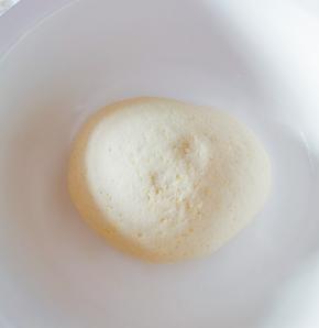 面粉  酵母粉混合均匀  温水和面  和成软硬适中即可  加盖放温暖处发酵