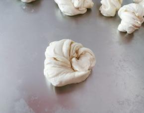 两端捏在一起  形成圆形