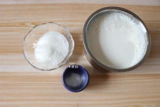 准备好食材，装牛奶的容器洗干净后用刚煮沸的热水冲烫3-5遍后再装入牛奶，小心不要被烫到；