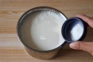 将酸奶发酵菌粉倒入牛奶中搅拌均匀，酸奶发酵菌粉如果是从冰箱冷冻室拿出的，要提前常温放置15分钟左右再用；