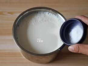 将酸奶发酵菌粉倒入牛奶中搅拌均匀，酸奶发酵菌粉如果是从冰箱冷冻室拿出的，要提前常温放置15分钟左右再用；