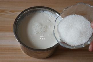 继续倒入白砂糖搅拌均匀；