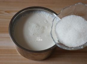 继续倒入白砂糖搅拌均匀；