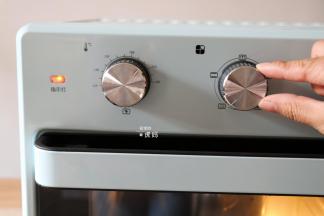 将电烤箱接通电源，选择发酵功能；