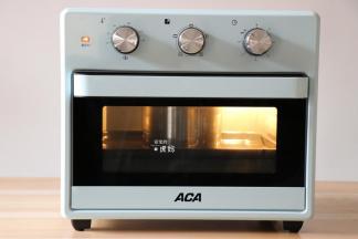 将搅拌好的牛奶盖上盖子，放进烤箱；