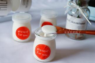 发酵8-10小时左右，至牛奶凝固，待完全冷却后放进冰箱冷藏即可，做好的酸奶直接吃，哇哦，好浓稠呦！