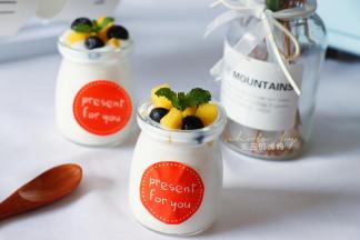 也可以放一些自己喜欢的水果粒，秒变水果酸奶。超市里卖的大果粒酸奶可是有点贵呢，而且水果还不是现切新鲜滴~