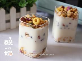 早上，一层混合麦片一层酸奶，做成酸奶杯，营养健康早餐少不了它哦！