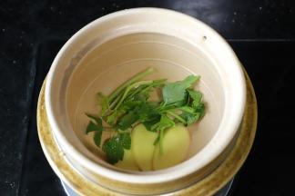 放入葱条和芹菜。