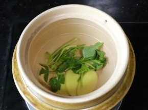 放入葱条和芹菜。