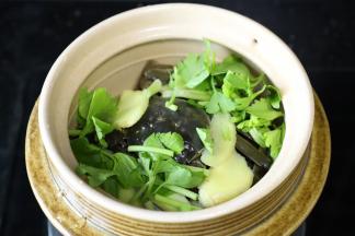 上面再次放入姜片和葱条、芹菜。