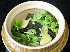 上面再次放入姜片和葱条、芹菜。
