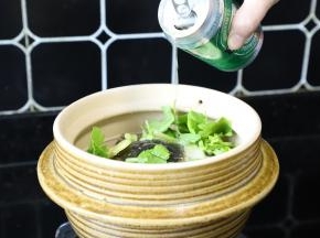 倒入啤酒。