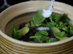 加入1小勺的盐。