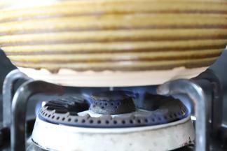 小火加热15分钟后倒掉锅内的啤酒，再焗5分钟。