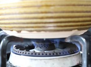 小火加热15分钟后倒掉锅内的啤酒，再焗5分钟。