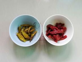 泡椒切段，腌番茄切小块