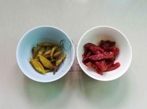 泡椒切段，腌番茄切小块