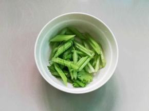 芹菜洗净切段