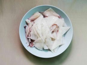 鱿鱼撕去黑色皮，洗净改花刀再切片