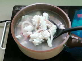 锅中烧开水，放入鱿鱼焯烫卷起即捞出