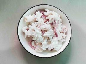 鱿鱼卷沥去水分