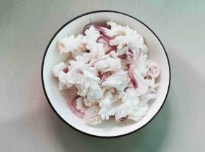 鱿鱼卷沥去水分