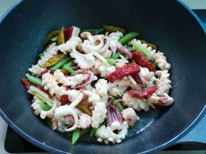 加入芹菜、泡椒和腌番茄炒匀即可装盘