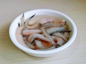 将鱼头剪掉，内脏清理干净，冷水泡10分钟。