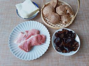 黑木耳提前泡好。