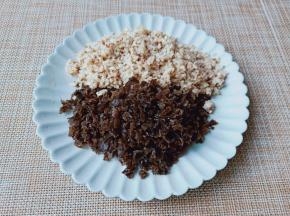 黑木耳，香菇剁碎。