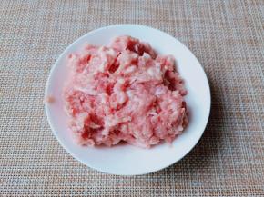 猪肉除了去除筋膜剁碎。
