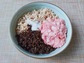 全部食材放碗里加盐。