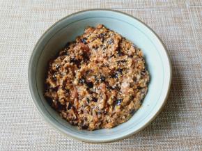 加点芝麻油，筷子顺着一个方向搅拌均匀。