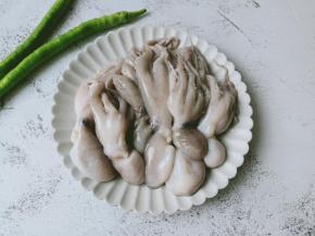 新鲜的八爪鱼搭配辣椒一起炒。