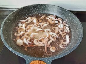 八爪鱼处理干净撕小块，水开下锅焯水一分钟捞出。