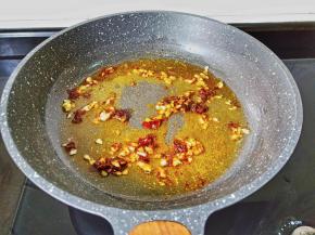 热锅倒油下入姜，蒜，辣椒酱炒香。