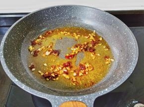热锅倒油下入姜，蒜，辣椒酱炒香。
