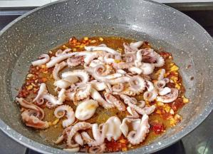 炒出红油下入八爪鱼。