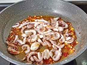 炒出红油下入八爪鱼。